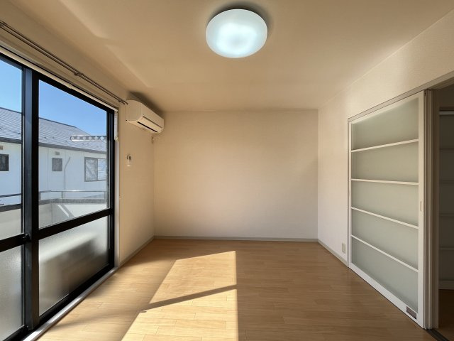 ヴィ・ラフィネ旗ヶ崎2号館の居間・リビング
