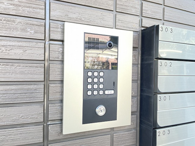 【エントランス】 | アネシス | 共用エントランスは不審者の侵入を未然に防ぐオートロック付き！防犯対策充実しています◎