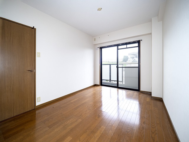 エクセレント今寺の洋室