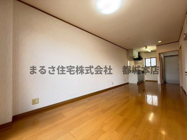 アルバーレ625の居間・リビング|206の写真