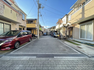 【前面道路含む現地写真】 | 普通の道路よりも幅員が広く、5.0ｍもあるので、お車も駐車しやすいのがオススメです！
