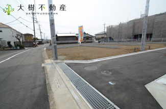 【前面道路含む現地写真】