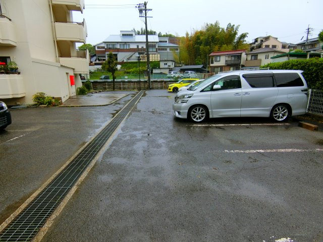 ドムール祐村の駐車場