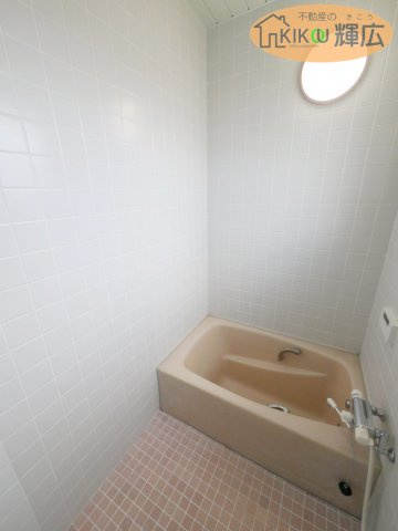 【浴室】 | 加古郡稲美町国安　中古戸建 | すっきりとした浴室です。