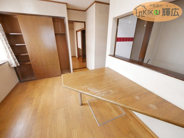加古郡稲美町国安　中古戸建の居間・リビング|リビングスペースです。大きな収納スペース付きですので、パントリーとしても使用できますね。