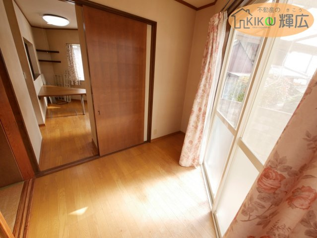 加古郡稲美町国安　中古戸建の内装|リビング続き間の洋室です。