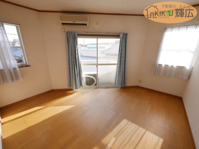 加古郡稲美町国安　中古戸建の子供部屋|洋室スペースです。バルコニーに面しております。
