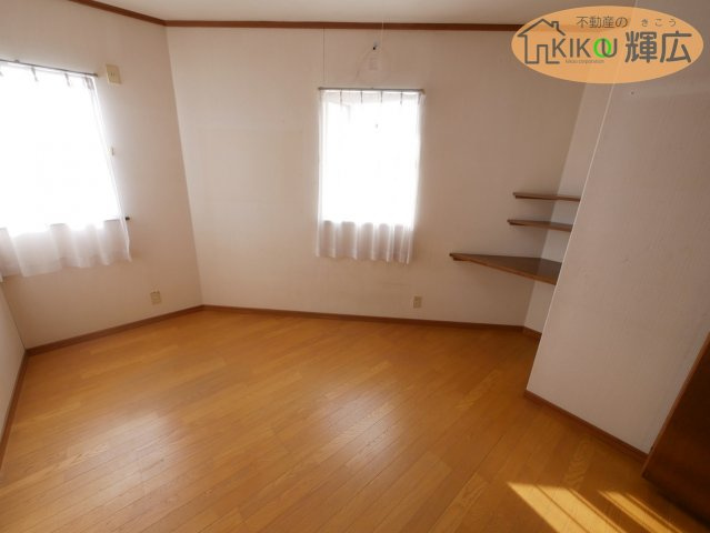 【内装】 | 加古郡稲美町国安　中古戸建 | 洋室スペースです。収納スペース付きですのでお子様のお部屋に最適ですね。
