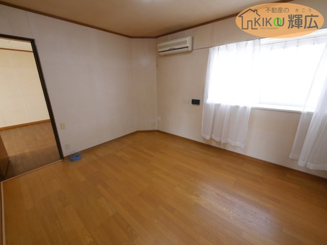 加古郡稲美町国安　中古戸建の洋室|洋室スペースです。小さなキッチンスペースがございます。