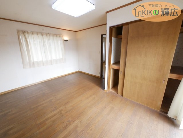 【寝室】 | 加古郡稲美町国安　中古戸建 | 洋室スペースです。収納スペース付きですのでご夫婦のお部屋に最適ですね。