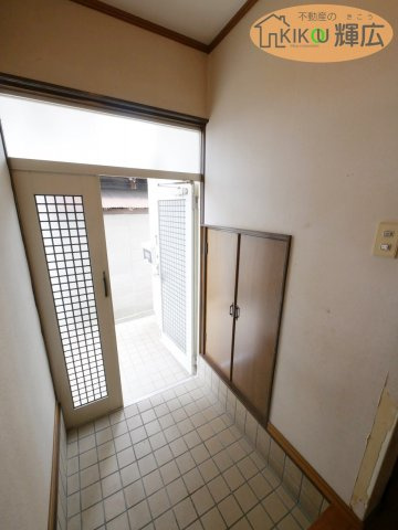 加古郡稲美町国安　中古戸建の玄関|玄関にはシューズ収納がございます