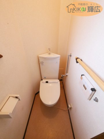 【トイレ】 | 加古郡稲美町国安　中古戸建 | 1Fウォシュレット付きトイレです。