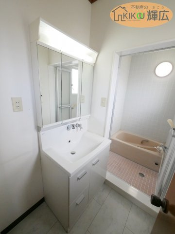 加古郡稲美町国安　中古戸建の独立洗面台|洗面台は身だしなみやお化粧をする時に大変便利な3面鏡。勿論ハンドシャワー水栓ですので、掃除も楽で朝シャンもできます