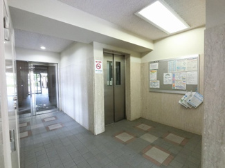 【その他共用部分】 | お買い物時やベビーカーの出し入れに便利なエレベーター付です。
