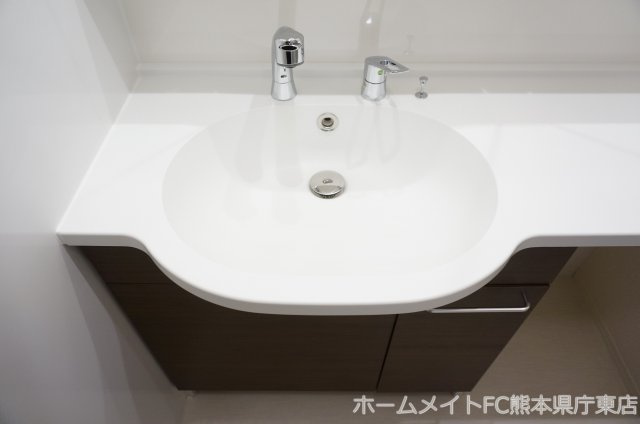 熊本市東区長嶺東５丁目のアパートの独立洗面台