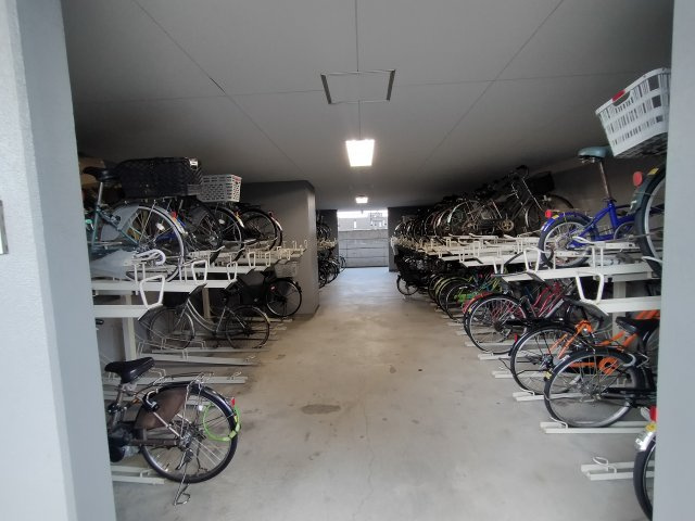 ウェルコートしぎのの駐車場|屋内駐輪場です。