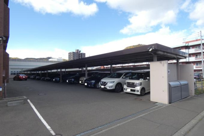 【駐車場】 | ラピスガーデン旭ヶ丘 | 敷地内屋根付き駐車場　空あり