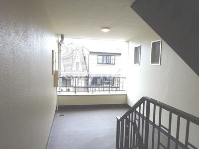 【その他共用部分】 | 糸田リバーマンション | 共有スペースのゆったりとした階段です