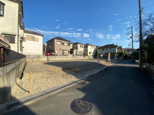 サン・タウン楠葉野田１丁目の前面道路含む現地写真|■前面道路は約４ｍです。人通りが少ないので楽々駐車出来ますよ♪♪