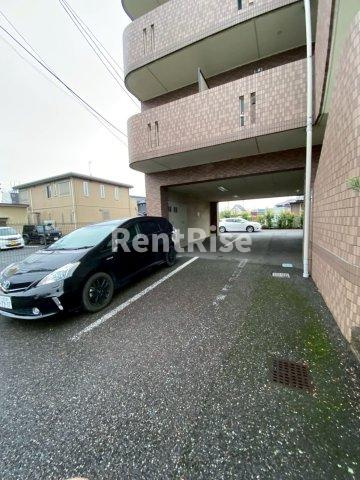 クオーレ佐千原の駐車場