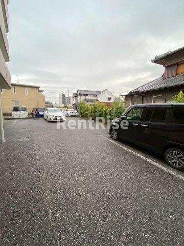 クオーレ佐千原の駐車場