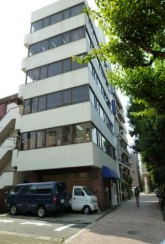 【外観】 | 久保井ビル | 鉄筋コンクリート造のがっちりとした建物。