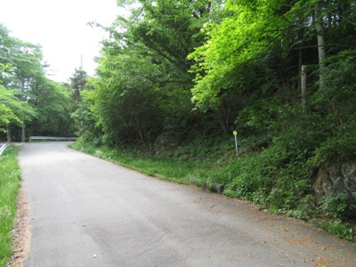 【前面道路含む現地写真】 | 佐久高原荒船別荘地 | 道路から歩いて登ります