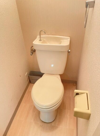 メゾンフジヨシ【キャッシュバック対象物件】のトイレ|ゆったりとした空間のトイレです
