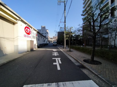 【周辺】 | コムズシティ野江D棟 | 目の前にドラッグストアがあり、急な体調不良の時にも大変便利です♪