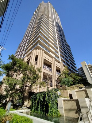 【外観】 | コムズシティ野江D棟 | ◎京阪本線『野江駅』徒歩３分！！4ＷＡＹアクセス可能な駅近好立地♪
◎スーパー等周辺施設充実です♪
◎小中学校が徒歩5分圏内でお子様の通学が安心です♪