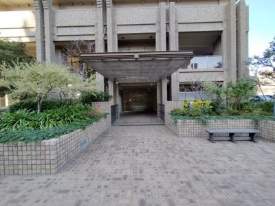 【エントランス】 | コムズシティ野江D棟 | マンション入り口前にはベンチ等もあり待ち合わせにも便利ですね♪