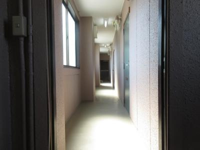 垣嵜ビルのその他共用部分|部屋前の廊下　明るいです