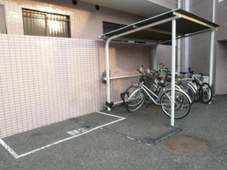 【その他共用部分】 | 敷地内にバイク置き場を完備しています！バイク駐輪OKです！バイクをお持ちの方にオススメです♪