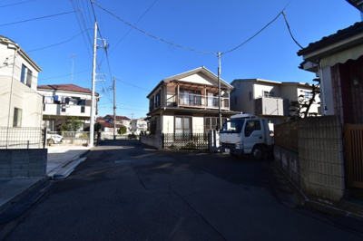 【外観】 | 昭島市上川原町1丁目　全1棟 | 前面道路は閑静な住宅地の通りとなるため、車通りは多くありません。 安心して車庫入れ可能。