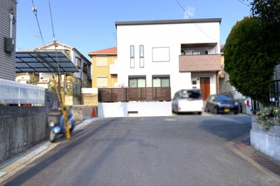 【前面道路含む現地写真】 | 城陽市寺田宮ノ谷　注文建築　建築条件なし　土地 | 《建物プランのおすすめポイント》【LDK】広々22.5帖のLDKは、南面リビングで陽当良好です！窓も多く通風も良好です！