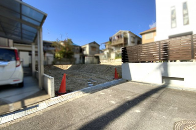 【前面道路含む現地写真】 | 城陽市寺田宮ノ谷　注文建築　建築条件なし　土地 | 《建物プランのおすすめポイント》【主寝室】2帖のウォークインクローゼットと南側バルコニーがある8帖のお部屋はご夫婦の寝室にいかがですか？