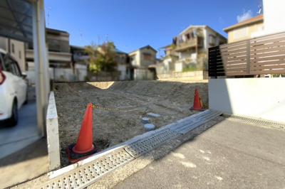 【前面道路含む現地写真】 | 城陽市寺田宮ノ谷　注文建築　建築条件なし　土地 | 《建物プランのおすすめポイント》【玄関】シューズクロークや玄関収納があり、スッキリ綺麗に片付く玄関です。
