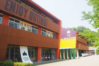 【周辺】 | 城陽市寺田宮ノ谷　注文建築　建築条件なし　土地 | 【ロゴスランド：車で約4分】「ロゴス ランド」は、「外で、食べて、遊んで、泊まる。」をコンセプトにした総合アウトドアレジャー施設。施設総面積は約9.5ヘクタールと、東京ドーム約2個分の広さを誇る。