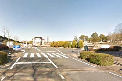 【周辺】 | 城陽市寺田宮ノ谷　注文建築　建築条件なし　土地 | 【太陽が丘公園・城陽側ゲート：車で約6分】陸上競技場、野球場、球技場、テニスコート、プールなどの運動施設ゾーン、既存の樹林地を保全・活用した遊びの森、冒険の森等からなるレクリエーションゾーン。