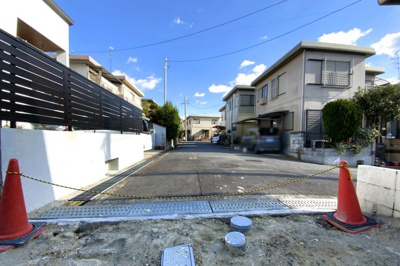 【前面道路含む現地写真】 | 城陽市寺田宮ノ谷　注文建築　建築条件なし　土地 | 道路部分に接しているのは4ｍです。奥行きもあるので建物プランとして駐車3台は可能です。