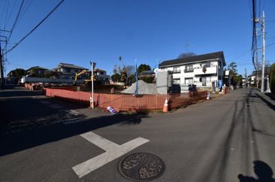 【前面道路含む現地写真】 | 小金井市梶野町4丁目　売地 | JR東小金井駅から徒歩10分の立地ながら、エントランス前面は車通りも少なく、お子様の通学も安心です。