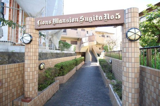 【エントランス】 | 全面タイル張りによる重厚感溢れる外観です♪大規模修繕履歴のある、とてもキレイな外観ですよ♪