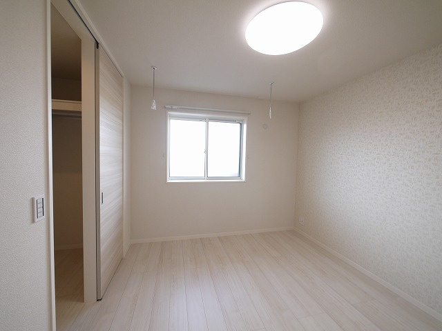 サンライズヒルの洋室|ゆったりした洋室です