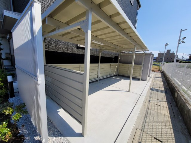アール ド ヴィーヴルのその他共用部分|屋根付きの駐輪場です。
