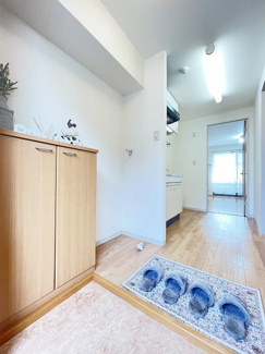 【展望】 | 玄関から室内への景観です！キッチンの奥に洋室6.4帖のお部屋があります♪