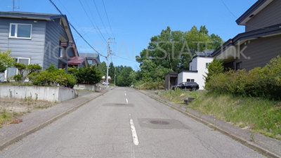 【前面道路含む現地写真】 | 美山町東３丁目土地