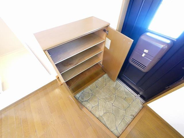 メイプルハイツの玄関|明るい玄関です