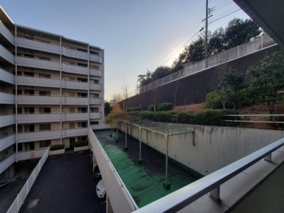 【展望】 | サンハイツ八事ふじみC棟＜仲介手数料無料＞ | 南側バルコニーからの眺望。