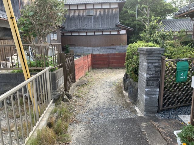 野洲市野洲　中古戸建の前面道路含む現地写真