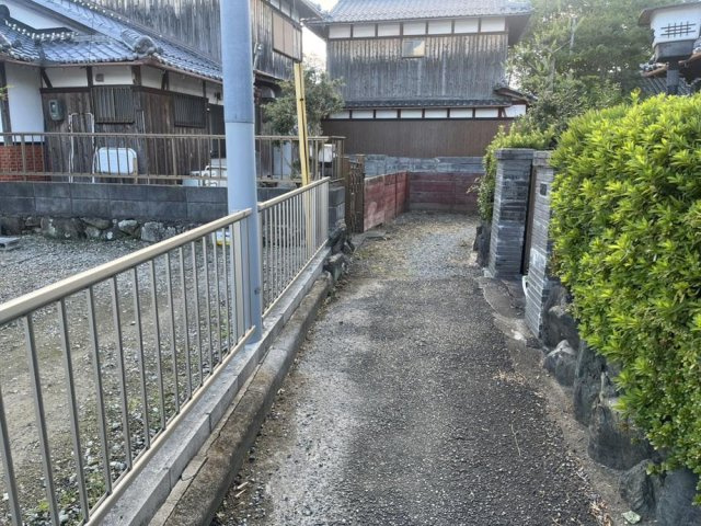 野洲市野洲　中古戸建の前面道路含む現地写真